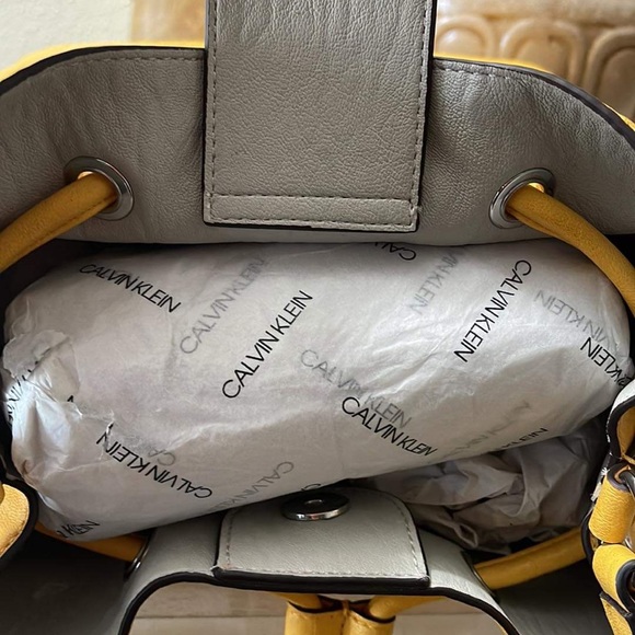 Interior picture of yellow Calvin Klein bag. Noticed flaw on interior - Picture 7 of 9